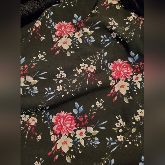 WHBM Lace Shell Top - Picture 6 of 10